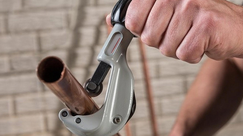 Труборезы для сложных условий: как выбрать инструмент для работы в холоде или жаре?